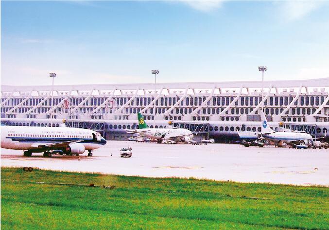 厦门高崎国际机场T3航站楼及机场滑行道.jpg